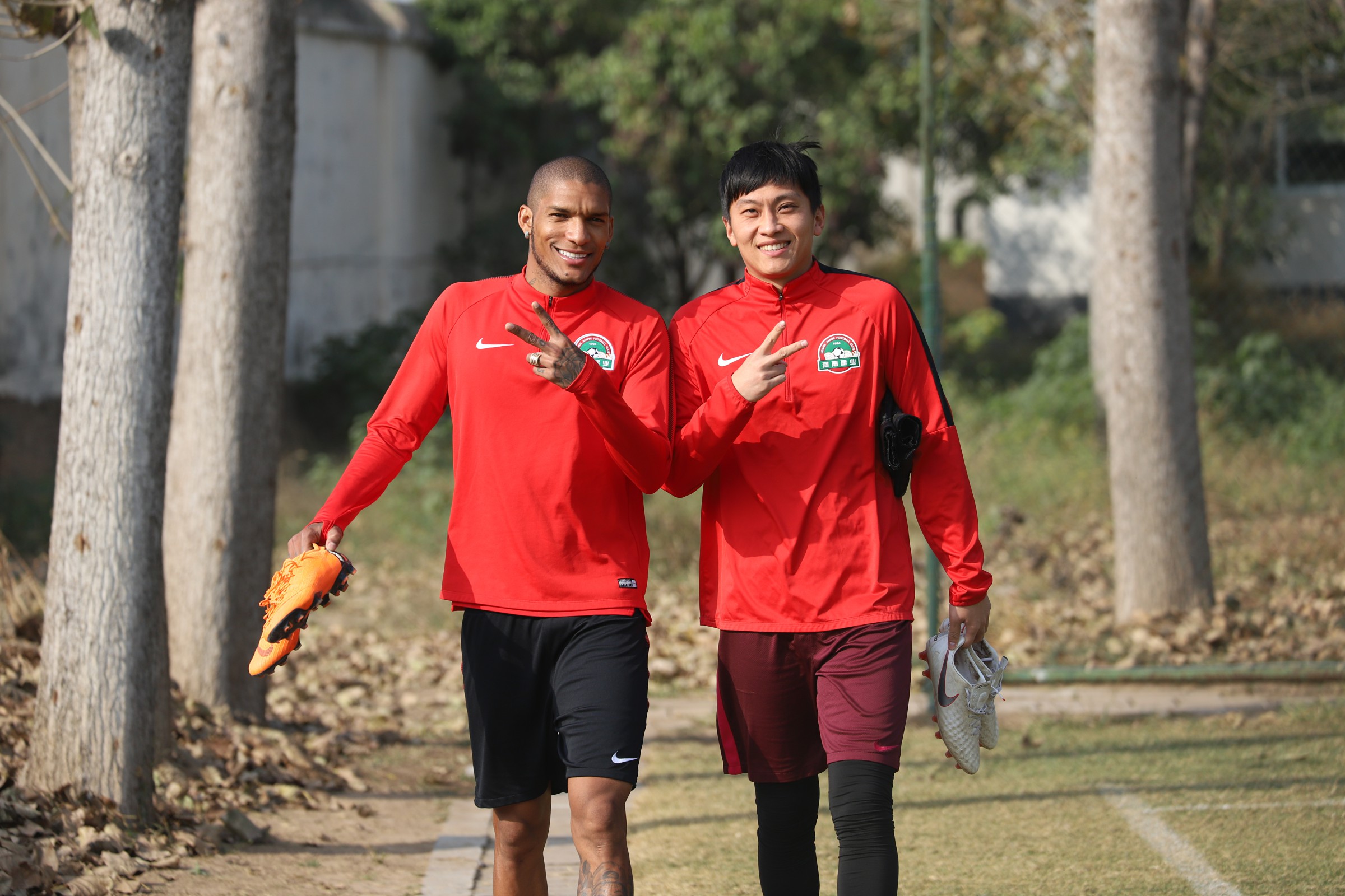 犹他爵士发布备战花絮，清晨调整名单，欧联任务艰巨，训练强度明显提升(第一批350名前苏联犹太人抵达以色列)