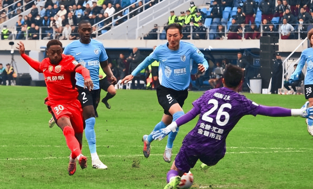 中超清晨走向成谜；武汉三镇临场应变；话题不断；年轻球员得到机会的简单介绍